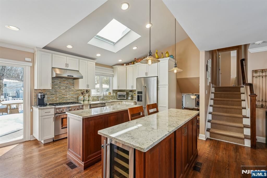 Photo of 6 Knollwood Drive, Livingston, NJ 07039 (MLS # 26006972)