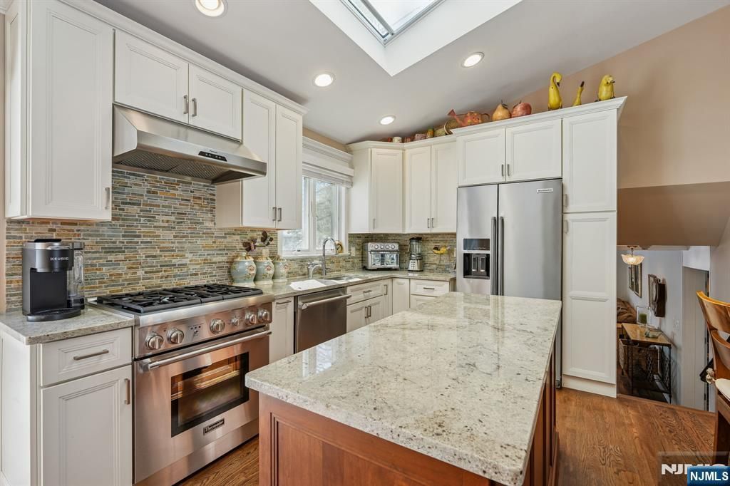 Photo of 6 Knollwood Drive, Livingston, NJ 07039 (MLS # 26006972)