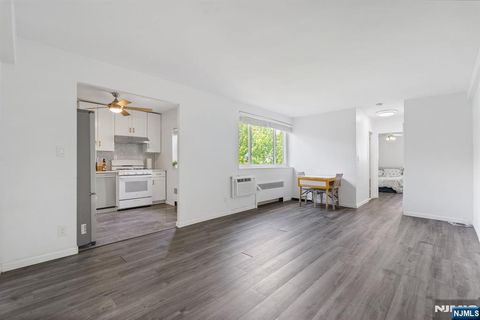 Photo of 2345 Linwood Avenue #6H, Fort Lee, NJ 07024 (MLS # 26020093)