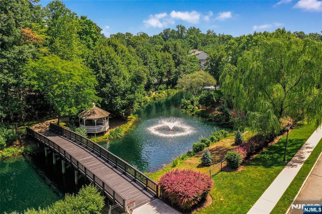 34 Spring Hollow