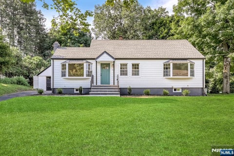 Photo of 924 Franklin Avenue, Franklin Lakes, NJ 07417 (MLS # 26030905)