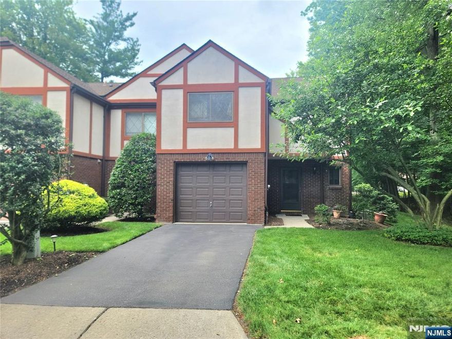 WELL-MAINTAINED 3BR/2.5BATH RIO VISTA COMMONS(CORNER UNIT). CLOSE TO NYC BUS STOP, SHOPPIG AND PARK. TOP RATED SCHOOL. THE HOME IS BEING SOLD "AS IS"