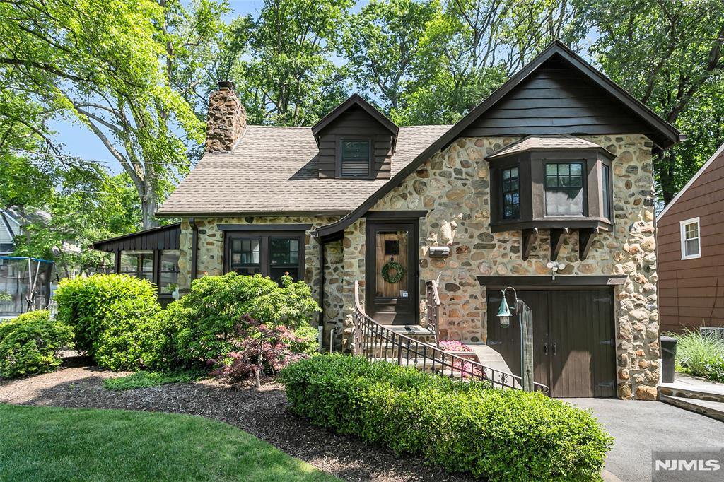 Property for Sale at 20 Howard Street, Verona, New Jersey - Bedrooms: 4 
Bathrooms: 3 
Rooms: 7  - $899,000