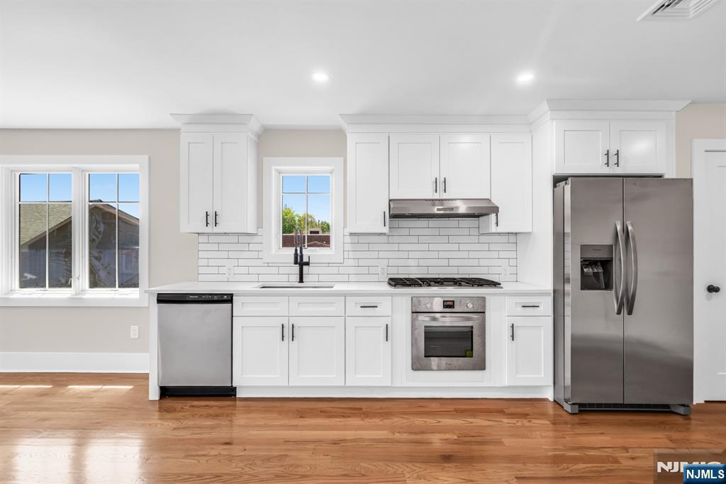 Rental Property at 162 Closter Dock Rd A, Closter, New Jersey - Bedrooms: 1 
Bathrooms: 1 
Rooms: 4  - $2,999 MO.