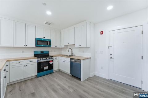 Photo of 95 Shepherds Ln #B409, Totowa, NJ 07512 (MLS # 26010832)