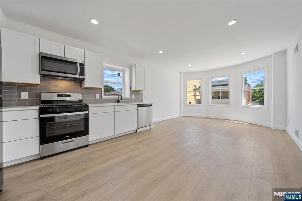 61 Farnham Ave 1, Garfield, New Jersey - 2 Bedrooms  
1 Bathrooms  
4 Rooms - 