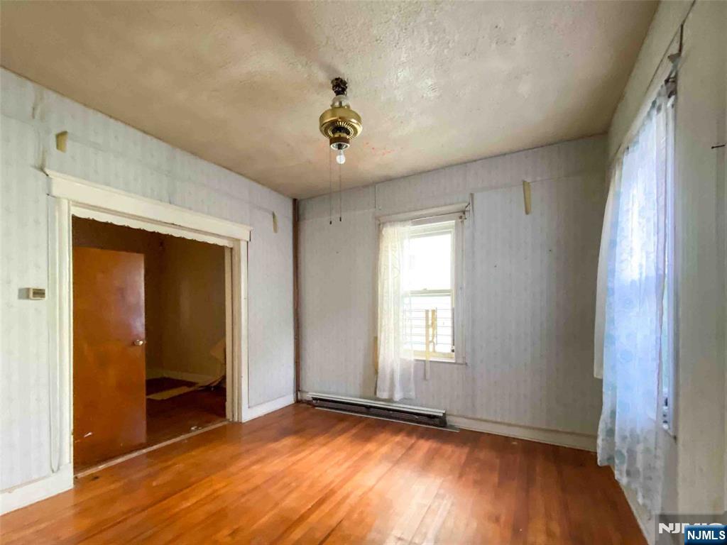 6 E Newell Avenue