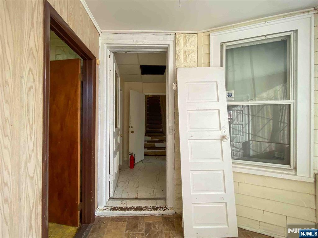 6 E Newell Avenue