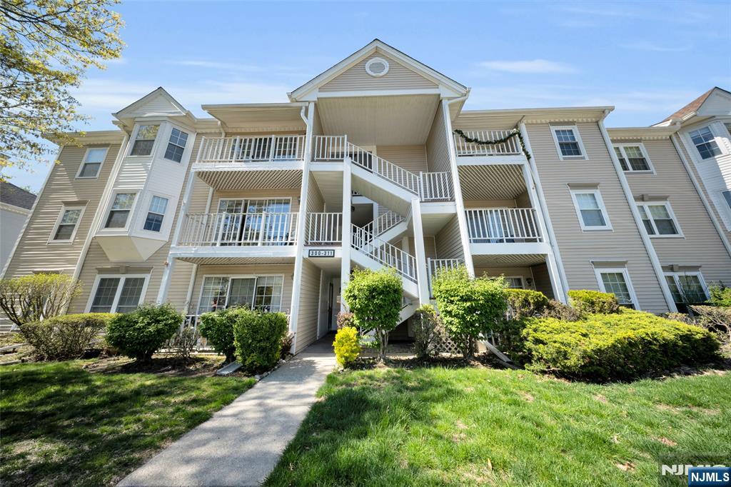 Property for Sale at 302 Linden Street, Mahwah, New Jersey - Bedrooms: 2 
Bathrooms: 2  - $499,000