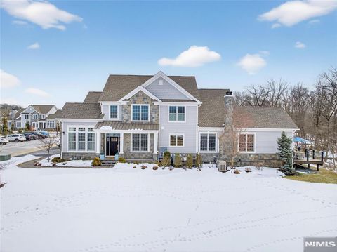 Photo of 37 Spring Wolf Trail, Franklin Lakes, NJ 07417 (MLS # 26003083)