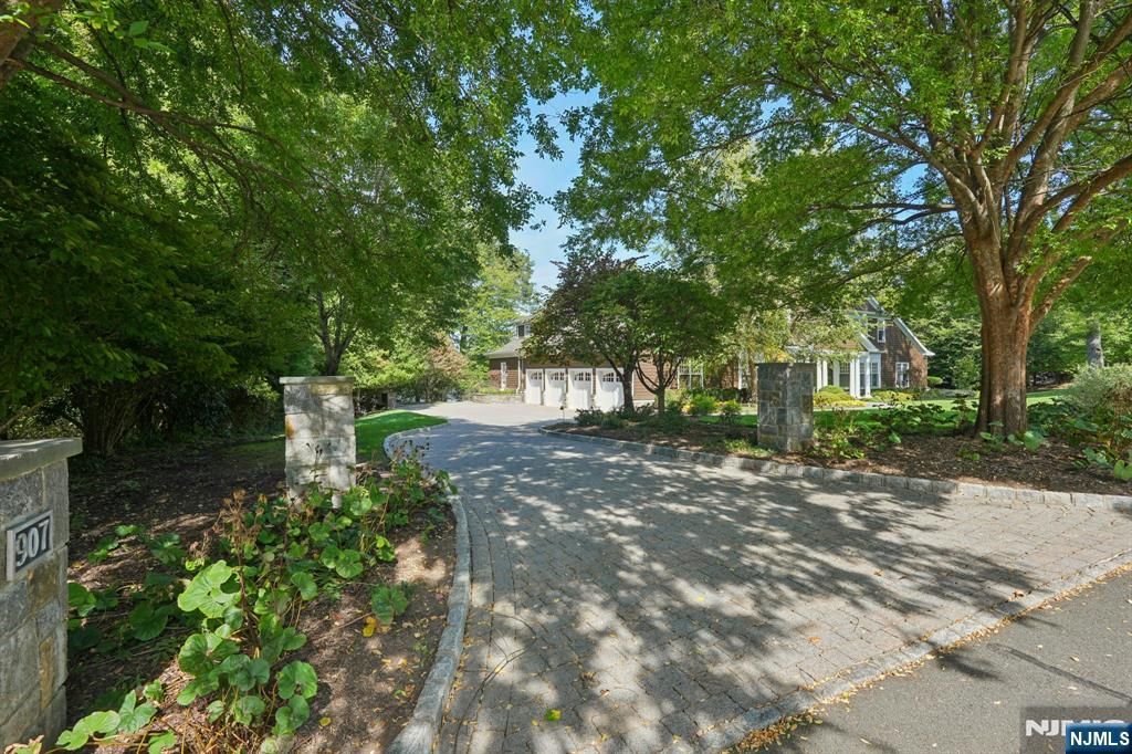 Photo of 907 Scioto Drive, Franklin Lakes, NJ 07417 (MLS # 25036277)