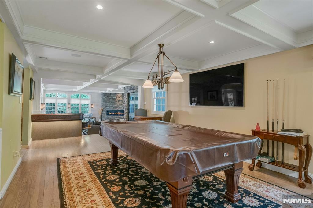 20 W Crescent Avenue