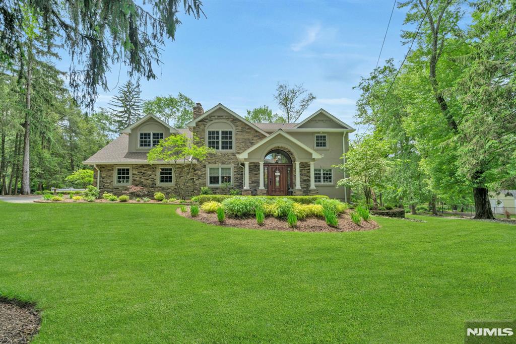 20 W Crescent Avenue, Mahwah, New Jersey - 5 Bedrooms  
4 Bathrooms  
9 Rooms - 
