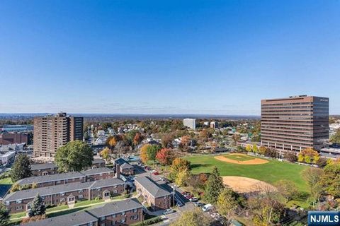 Photo of 2000 Linwood Ave #17H, Fort Lee, NJ 07024 (MLS # 26005271)