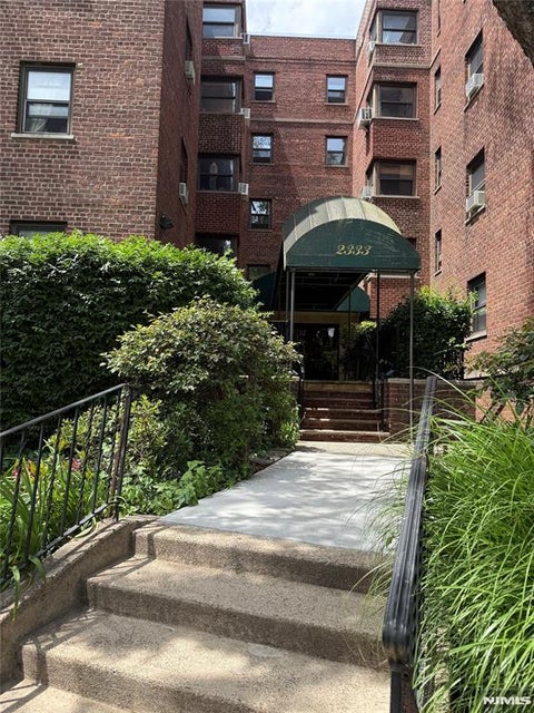 Photo of 2333 Hudson Terrace #E2, Fort Lee, NJ 07024 (MLS # 26022231)