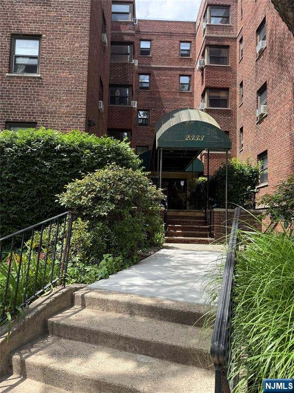 Photo of 2333 Hudson Terrace #E2, Fort Lee, NJ 07024 (MLS # 26022231)