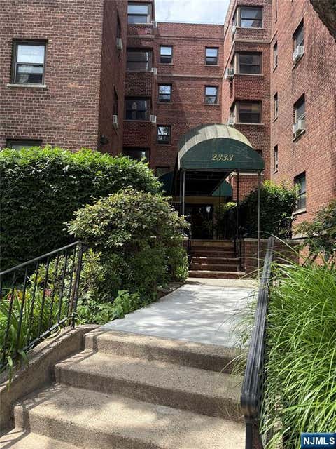Photo of 2333 Hudson Terrace #E2, Fort Lee, NJ 07024 (MLS # 26022231)