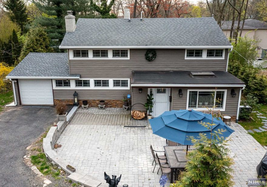 SPACIOUS OPEN CONCEPT COLONIAL FULLY RENOVATED AND MOVE-IN READY. THIS RESIDENCE IS LOCATED IN THE PRESTIGIOUS WILLARD AREA OFFERING OVER 1800 SQFT OF LIVING SPACE AND BLUE RIBBON SCHOOLS. METICULOUSLY MAINTAINED WITH QUARTZ COUNTERTOPS, ENERGY EFFICIENT STAINLESS STEEL APPLIANCES, ANDERSON WINDOWS WALK-IN WHIRLPOOL, PLENTY OF STORAGE SPACE. MINUTES FROM RESTAURANTS, SHOPS, NYC TRANSPORTATION AND HIGHWAYS.