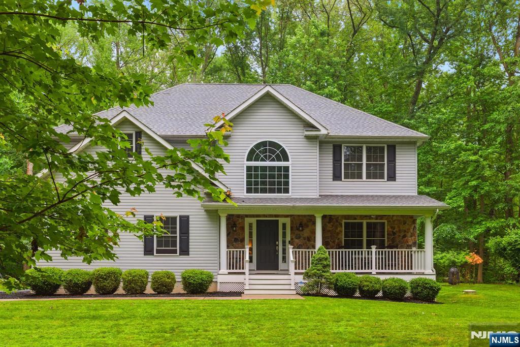 166 Horseneck Road, Fairfield, New Jersey - 4 Bedrooms  
4 Bathrooms  
8 Rooms - 