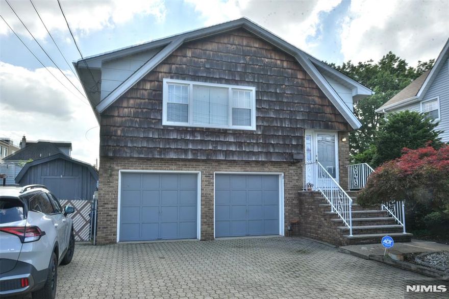 BEAUTIFUL BI-LEVEL , VERY SPACIOUS WELL KEPT HOME. BEAUTIFUL KITCHEN, WOOD FLOOR UNDER CARPETING, 3 BDRS , LR, DR, KITCHEN.BONUS OFFICE . BUILT IN HEATED POOL IN BACKYARD. CLOSE TO MAJOR HIGHWAYS AND STORES