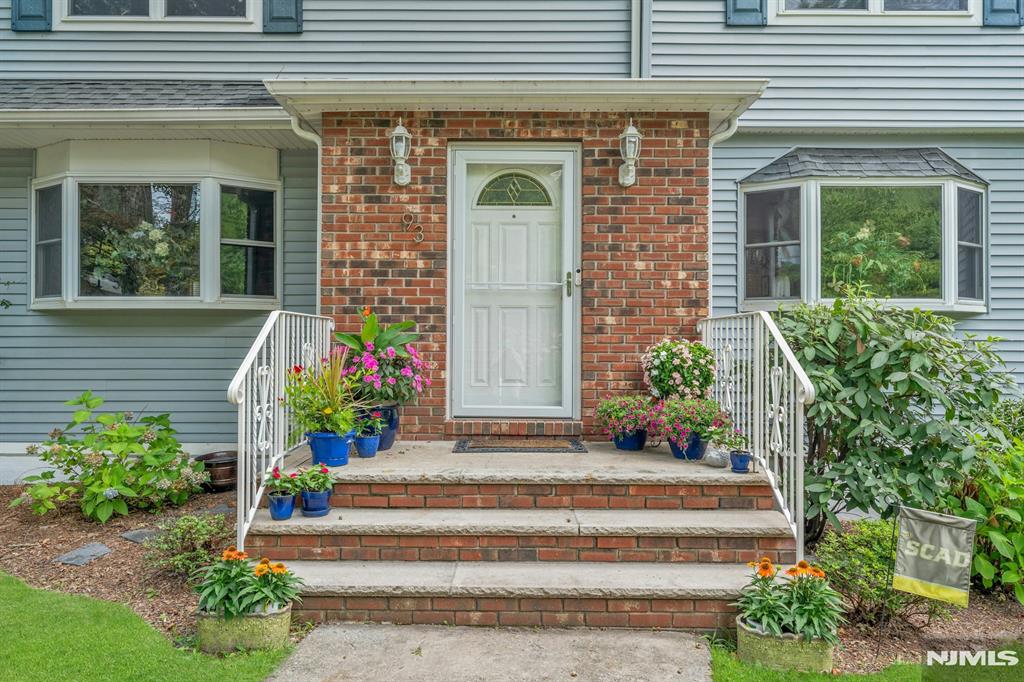 93 E Hillside Drive