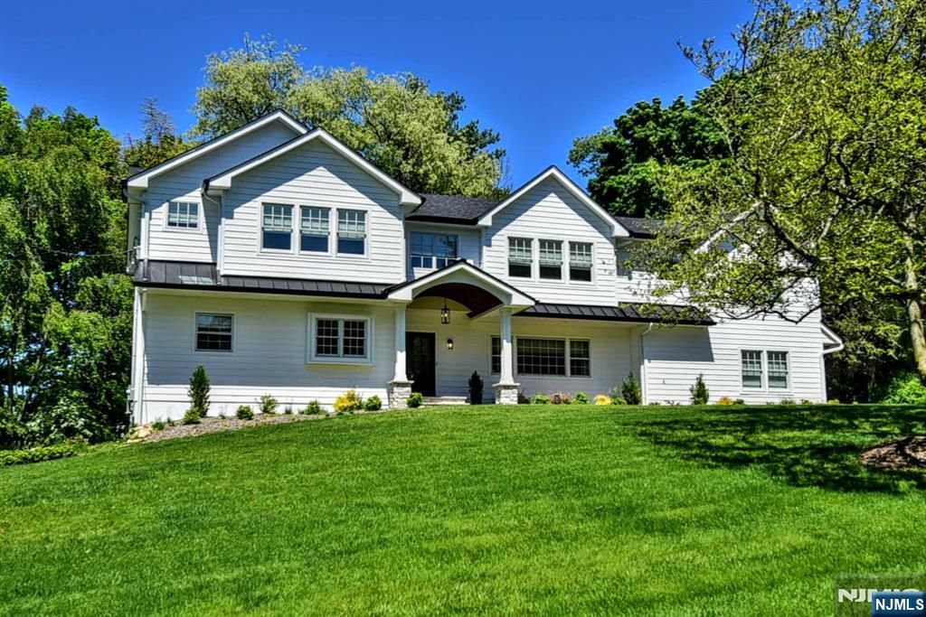 Photo of 17 Grandview Avenue, Upper Saddle River, NJ 07458 (MLS # 26017142)