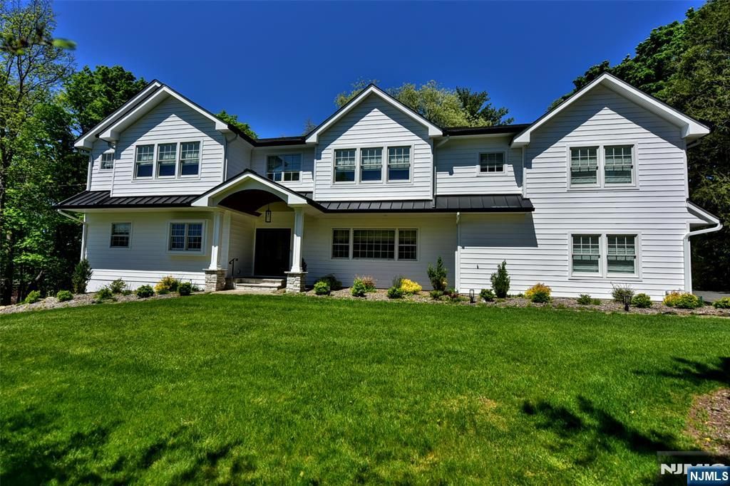 Photo of 17 Grandview Avenue, Upper Saddle River, NJ 07458 (MLS # 26017142)