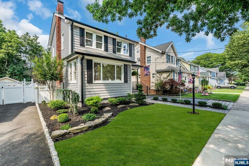 Photo of 40 Arthur Street, Ridgefield Park, NJ 07660 (MLS # 25038913)