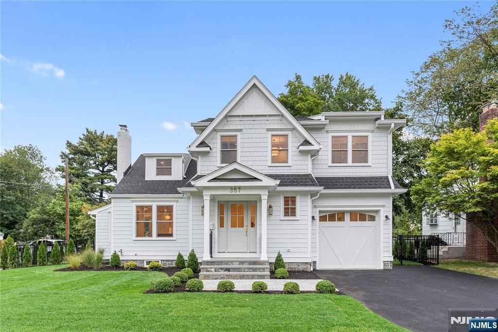 Photo of 357 E Glen Avenue, Ridgewood Village, NJ 07450 (MLS # 25027887)