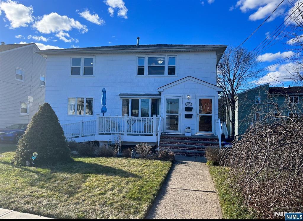 695 9th St 2, Secaucus, New Jersey - 2 Bedrooms  
1 Bathrooms  
4 Rooms - 
