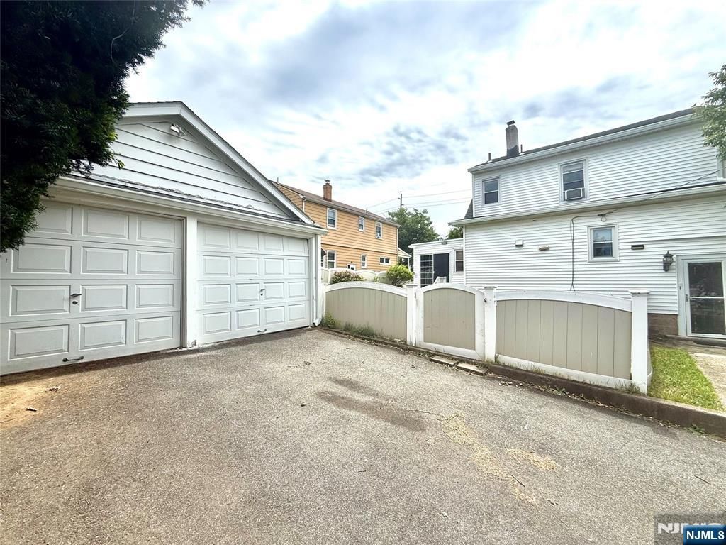 Photo of 1001 Berdan Avenue, Fair Lawn, NJ 07410 (MLS # 25026466)