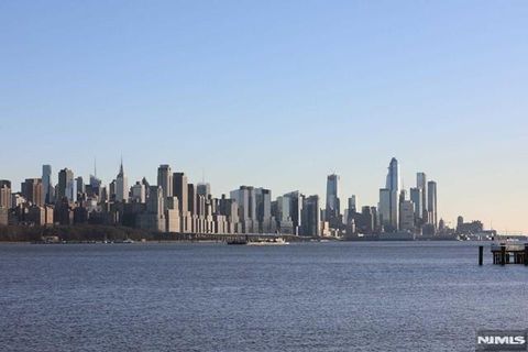 Photo of 331 Promenade, Edgewater, NJ 07020 (MLS # 26022416)
