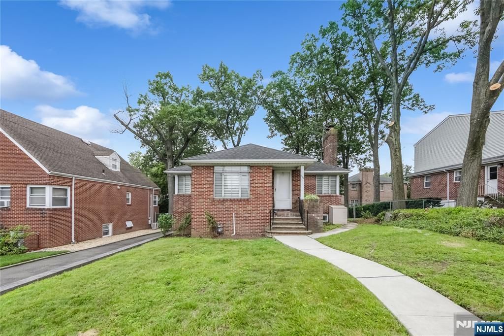Photo of 212 Westview Avenue, Fort Lee, NJ 07024 (MLS # 25020546)