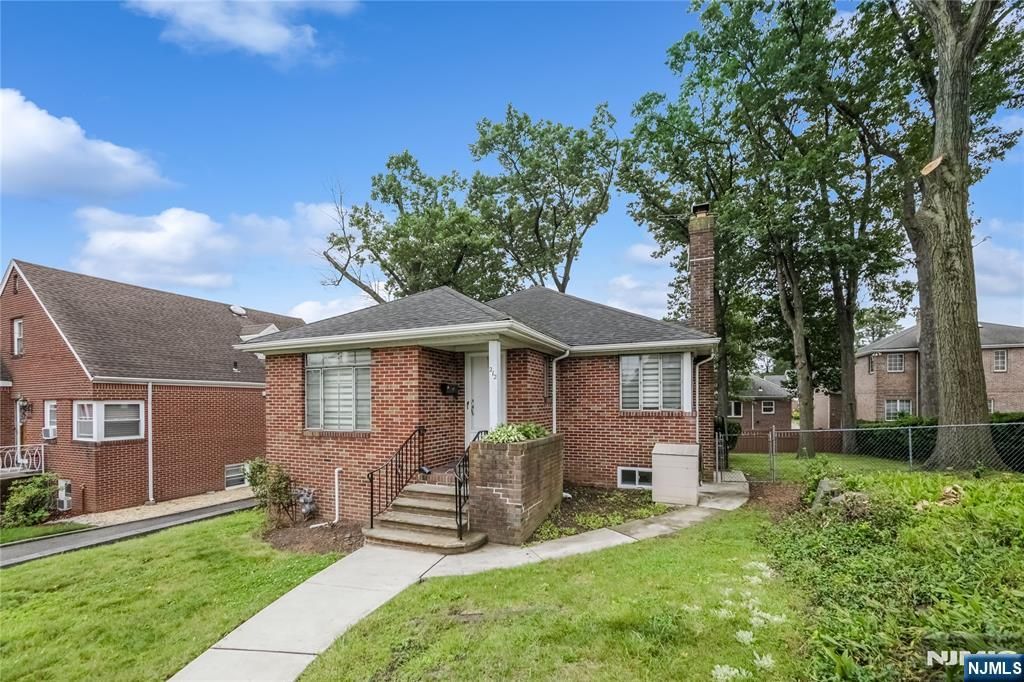 Photo of 212 Westview Avenue, Fort Lee, NJ 07024 (MLS # 25020546)