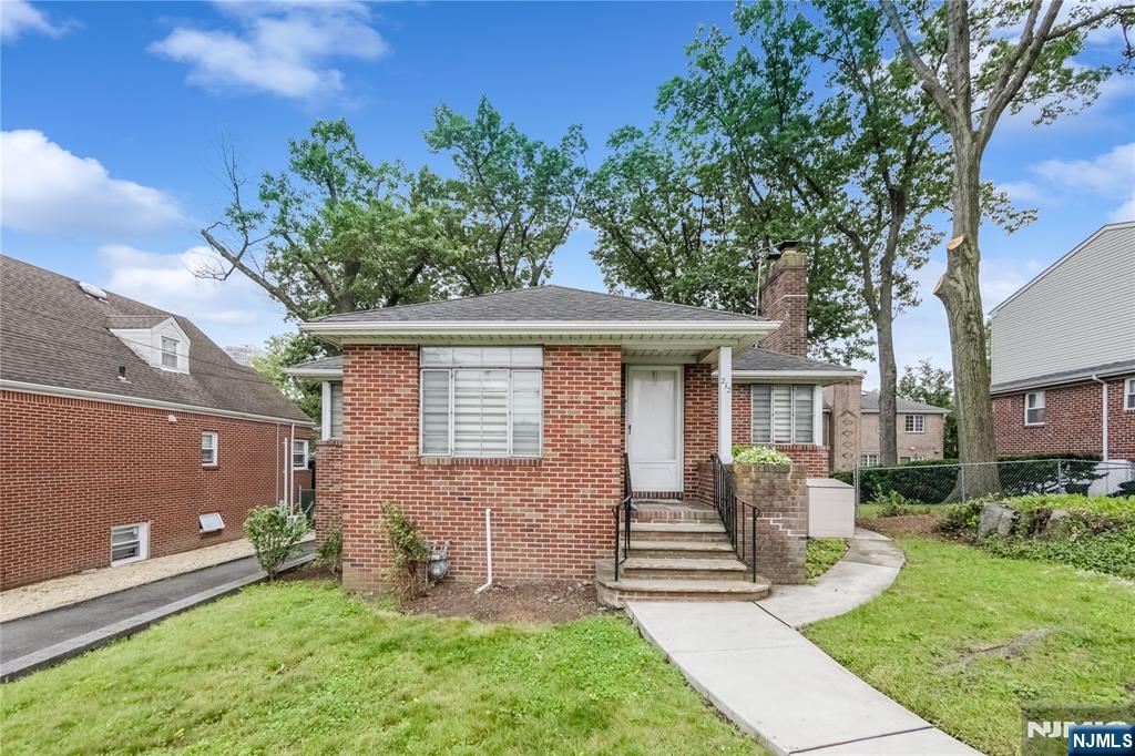 212 Westview Avenue, Fort Lee, New Jersey - 4 Bedrooms  
2 Bathrooms  
9 Rooms - 