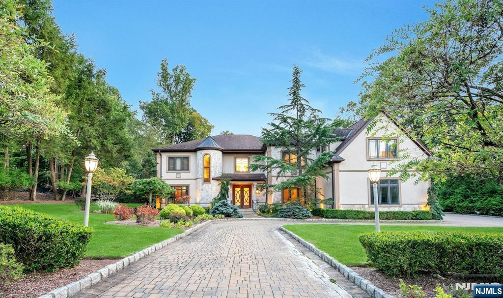 32 Hampshire Hill Road, Upper Saddle River, New Jersey - 6 Bedrooms  
9 Bathrooms  
13 Rooms - 