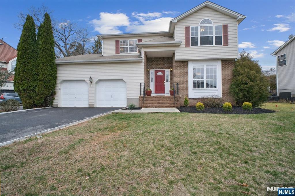 3 Orchard Court, Montclair, New Jersey - 3 Bedrooms  
4 Bathrooms  
11 Rooms - 
