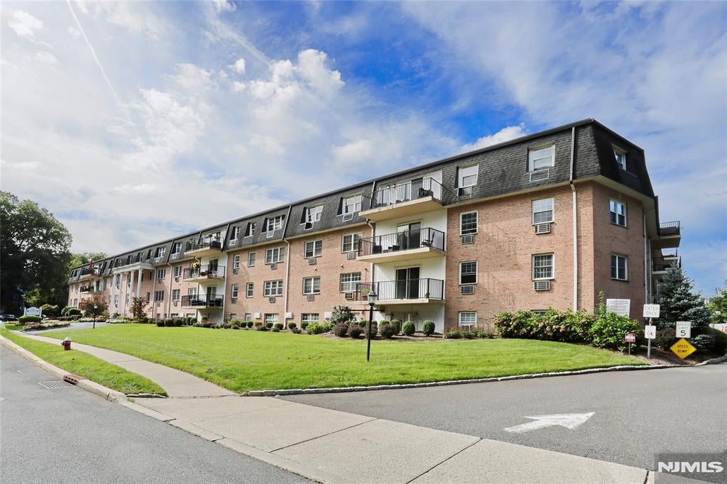 550 Fairview Avenue 302