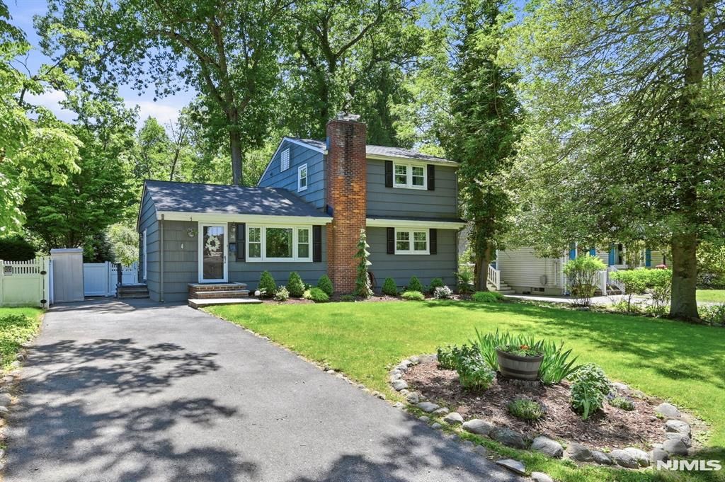 Photo of 36 Calumet Avenue, Oakland, NJ 07436 (MLS # 26021017)
