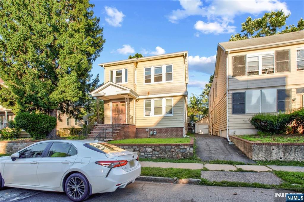 34 Chelsea Avenue, East Orange, New Jersey - 5 Bedrooms  
3 Bathrooms  
22 Rooms - 