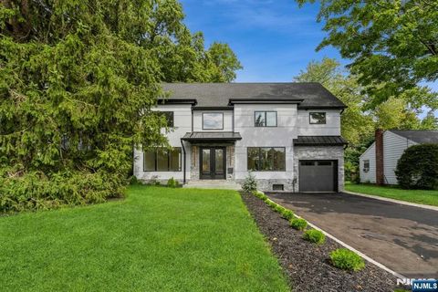 Photo of 66 E Gramercy Place, Glen Rock, NJ 07452 (MLS # 26025966)