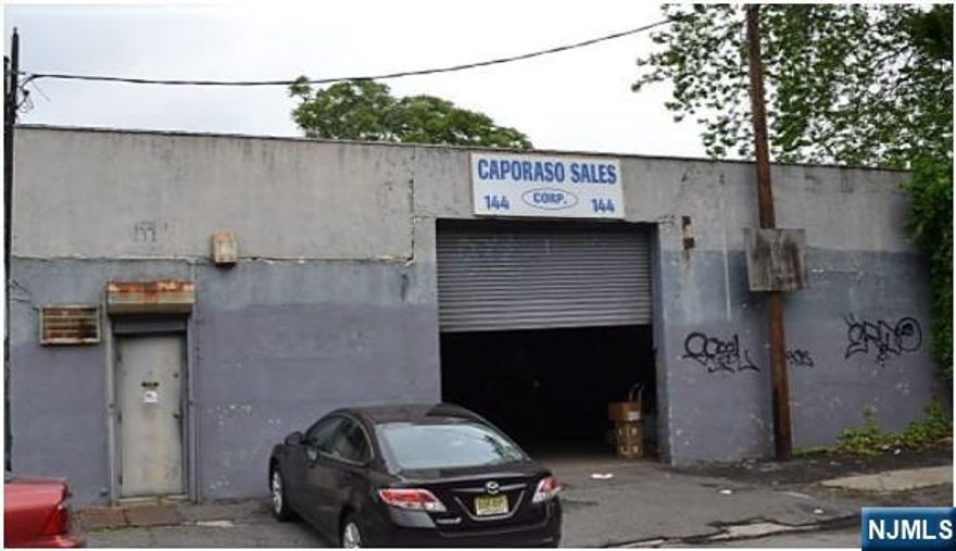 5000 sq ft warehouse, 14 ft high ceiling, clear office area, and bath