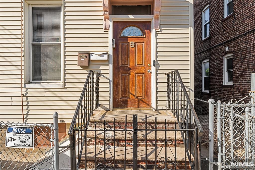 8 Manhattan Avenue