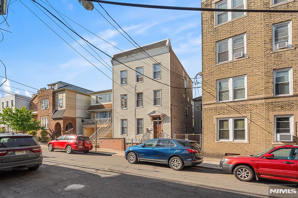 8 Manhattan Avenue