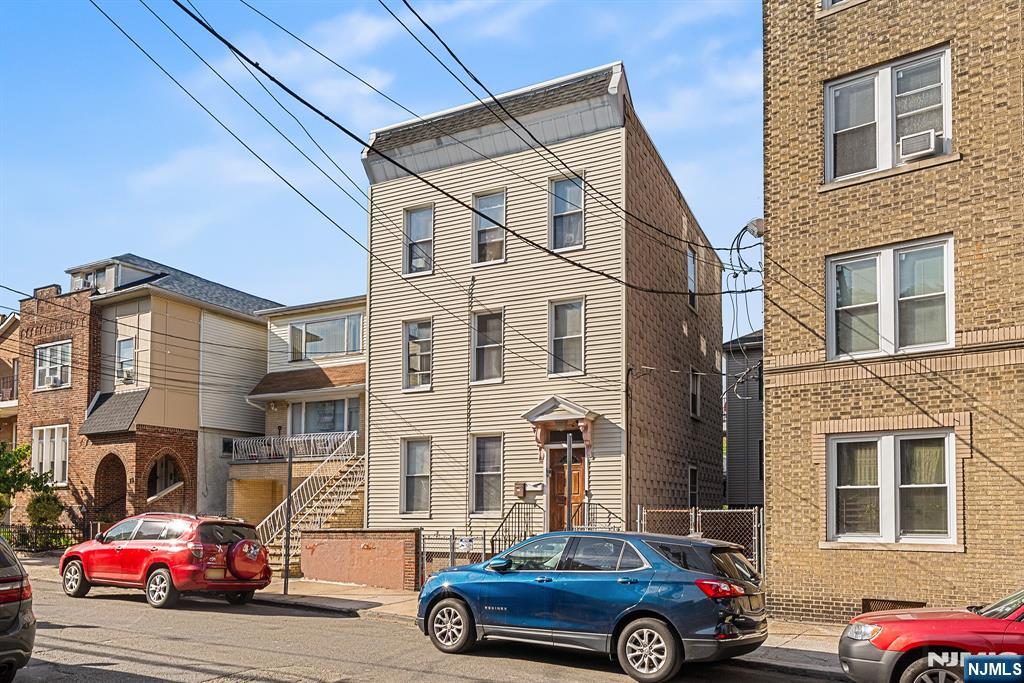 8 Manhattan Avenue