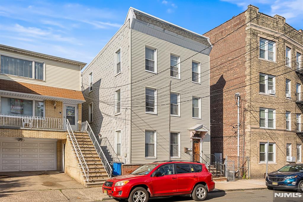 8 Manhattan Avenue
