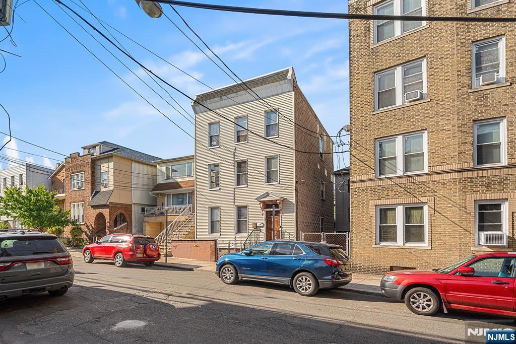 8 Manhattan Avenue