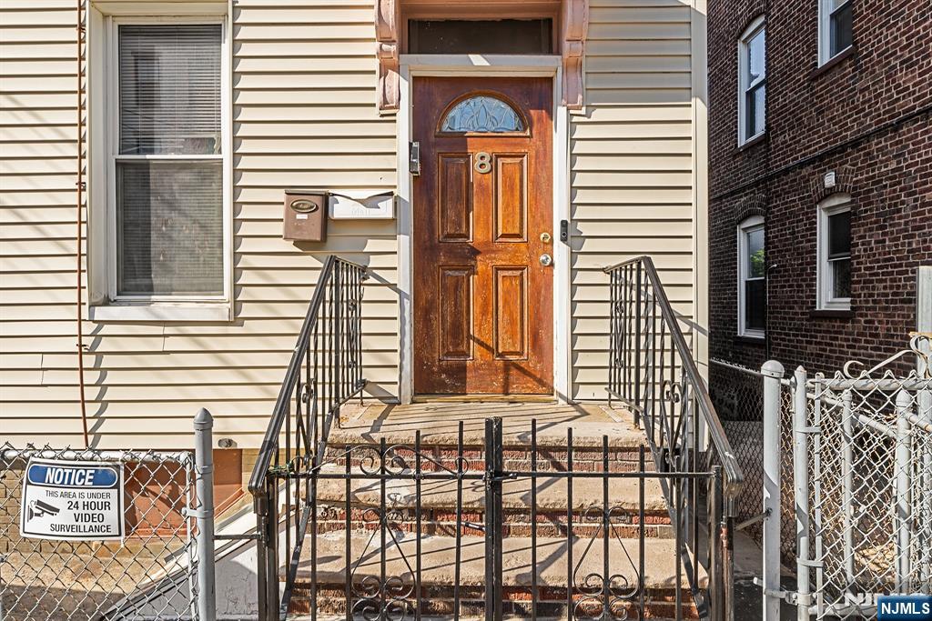 8 Manhattan Avenue