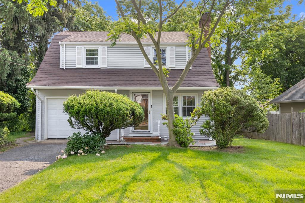 Rental Property at 16 Delaney Pl, Tenafly, New Jersey - Bedrooms: 4 
Bathrooms: 3 
Rooms: 8  - $4,875 MO.