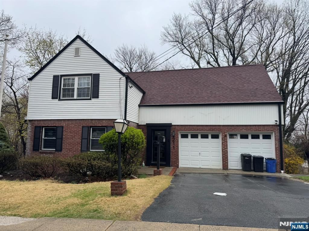 Rental Property at 211 Overpeck Ave 2, Ridgefield Park, New Jersey - Bedrooms: 2 
Bathrooms: 1 
Rooms: 5  - $2,350 MO.